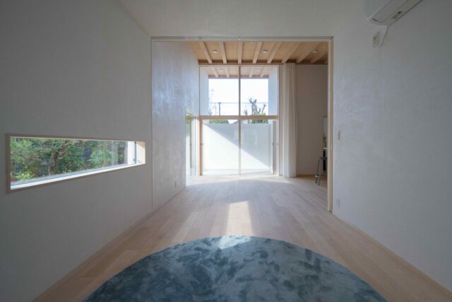 普段は扉を開け、リビングと一体化して使っている多目的室は、壁の中に収納された扉を閉めると、お子さんたちが帰省したときの寝室に。この家になってから帰省の機会も増えたのだとか。