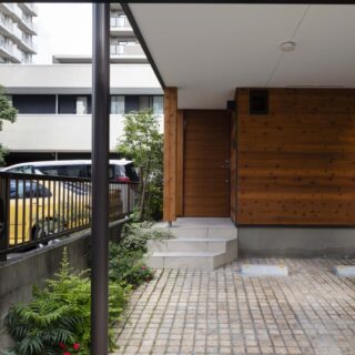 床上浸水対策を施し、建物は1ｍ高くなるように設計。駐車場の柱は細く見えるが、十分に構造計算されている