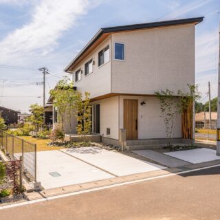 外観。南北の空を遮るものがない、抜けのすばらしさを最大限に活かしたプラン。外観はシンプルに。長年住む家なので、山本さんはあまり多くの色を使わないことが多いという。土地の向きは真南を向いていなかったが、建物を真南に向けてパッシブデザインを実現した
