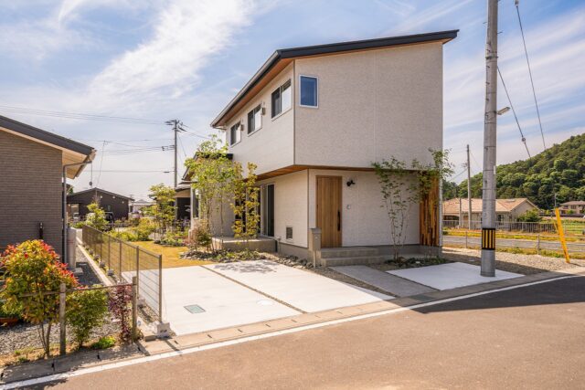 外観。南北の空を遮るものがない、抜けのすばらしさを最大限に活かしたプラン。外観はシンプルに。長年住む家なので、山本さんはあまり多くの色を使わないことが多いという。土地の向きは真南を向いていなかったが、建物を真南に向けてパッシブデザインを実現した