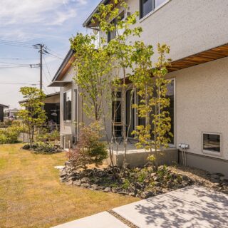 外構を建物とセットで依頼すると、目隠しとして一番効果的な場所に植栽を配することも可能だ