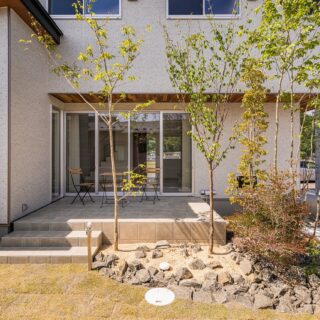 広いテラスの前に配された植栽は、目隠しのためだけではない。桜などが植えられており、四季を感じることができる