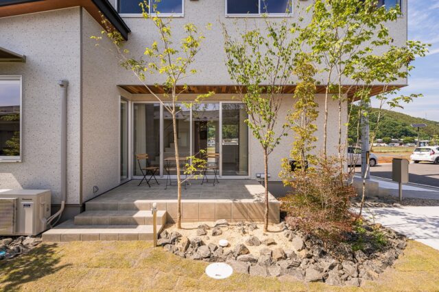 広いテラスの前に配された植栽は、目隠しのためだけではない。桜などが植えられており、四季を感じることができる