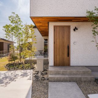 アプローチを洗い出し仕上げにし、コストを抑えつつ雰囲気を出している。無垢材のメンテナンス勉強会も実施