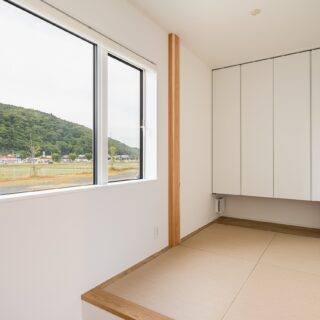 畳スペースの柱は、お施主様が伐採式で切り出した南三陸杉。いつまでも貴重な経験を思い出すことができるだろう。大きな窓は、北側の山々を楽しめる高さに配置した