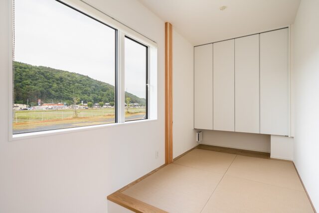 畳スペースの柱は、お施主様が伐採式で切り出した南三陸杉。いつまでも貴重な経験を思い出すことができるだろう。大きな窓は、北側の山々を楽しめる高さに配置した