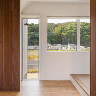リビングと書斎スペースから見える北側の山々。北側にも庭があり、将来は多くの庭木を育てる予定だそうだ