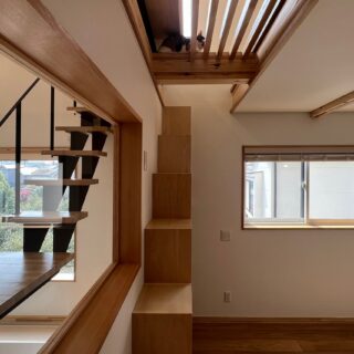2階ホールに面した窓のある洋室。この上にはメインキャットウォークが設けられた小屋裏があり、天井の一部は簀の子状。廣瀬さんいわく「猫は簀の子などの通気性の良い場所で寝るのが好き」とのことで、名付けて「猫寝天井」