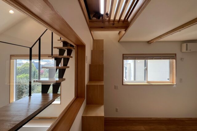 2階ホールに面した窓のある洋室。この上にはメインキャットウォークが設けられた小屋裏があり、天井の一部は簀の子状。廣瀬さんいわく「猫は簀の子などの通気性の良い場所で寝るのが好き」とのことで、名付けて「猫寝天井」