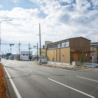 豊橋駅からもほど近い住宅街の国道沿いに建つ伊藤邸。4年前の川の氾濫でこの交差点が冠水したという。
photo：YASUO HAGIWARA