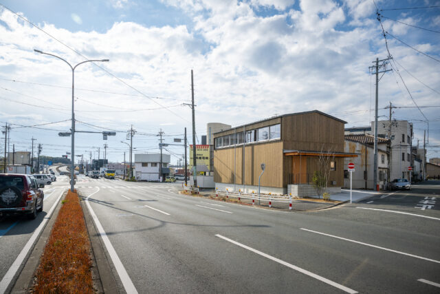 豊橋駅からもほど近い住宅街の国道沿いに建つ伊藤邸。4年前の川の氾濫でこの交差点が冠水したという。
photo：YASUO HAGIWARA
