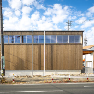 浸水対策として高基礎の上に建てられた倉庫のように感じられる伊藤邸。奥三河産の杉板の経年変化も楽しめる。
photo：YASUO HAGIWARA