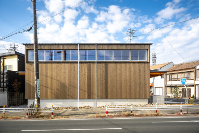 浸水対策として高基礎の上に建てられた倉庫のように感じられる伊藤邸。奥三河産の杉板の経年変化も楽しめる。
photo：YASUO HAGIWARA