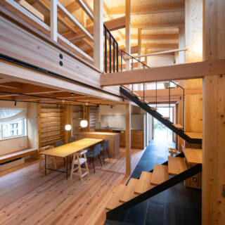 LDKと「通り」は段差のないシームレスに。１階と２階が吹き抜けで繋がる大ワンルーム。
photo：YASUO HAGIWARA