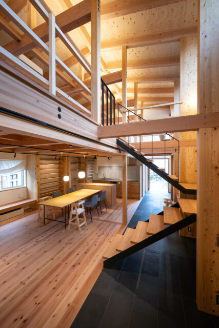 LDKと「通り」は段差のないシームレスに。１階と２階が吹き抜けで繋がる大ワンルーム。
photo：YASUO HAGIWARA