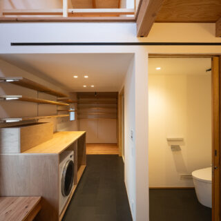 トイレの裏側がバスルーム。ランドリーコーナーの奥には大容量のWICを設けた。
photo：YASUO HAGIWARA