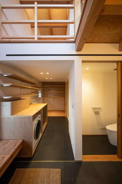 トイレの裏側がバスルーム。ランドリーコーナーの奥には大容量のWICを設けた。
photo：YASUO HAGIWARA