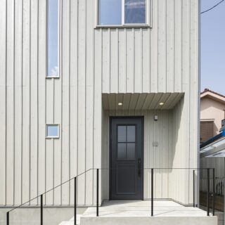 地形の関係で玄関が少し高い位置にあるが、擁壁はつくらず玄関ポーチの床を浮かせることで軽やかに仕上げた