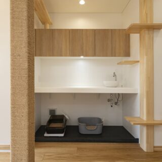 猫ダイニング、猫トイレは換気扇付きでにおい対策もバッチリ。収納もあり猫グッズをすっきりしまえる