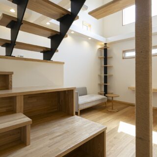 階段。若いうちは段差が高いところで元気にジャンプ。猫が年を取ったら段差が低いほうでゆっくりのぼれる