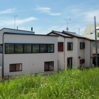 多摩川の土手沿いに建つ松田邸。6連7ｍの横長窓が、抜群の眺望を実現した。