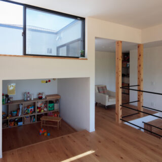 日当たりの良いルーフバルコニーでは、家庭菜園としてじゃがいもやぶどうが植えられているほか、夏には子供たちのプールにも。下段はライブラリー、右奥には奥様のテレワークスペースでもあるスタディコーナーを設けた。