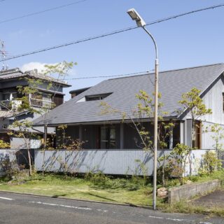 とても屋根の面積が大きいため、周囲と調和し、違和感がなくなる淡い色を屋根と外壁に採用した