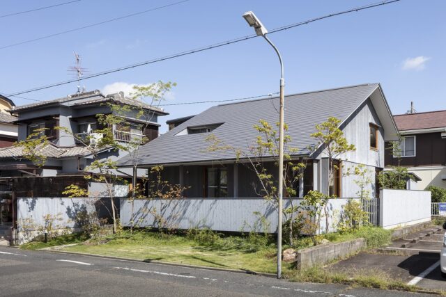 とても屋根の面積が大きいため、周囲と調和し、違和感がなくなる淡い色を屋根と外壁に採用した