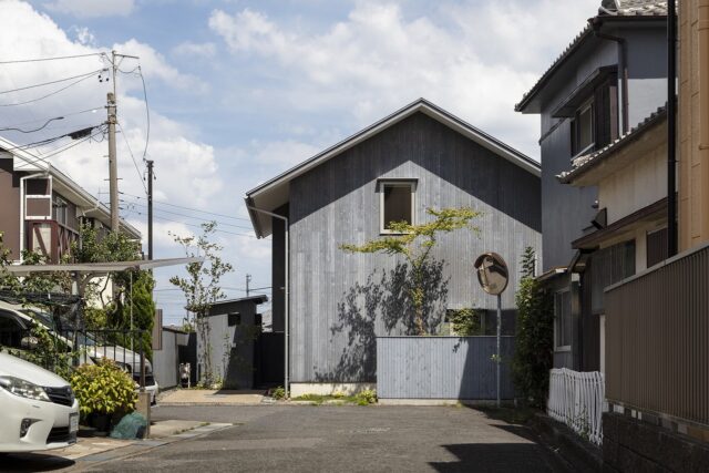 80cm高い奥側の敷地も接道しているため、駐車場を設けた。駐車場奥の小屋や境界壁も外壁と色合いを合わせ、周辺環境とマッチする色合いに