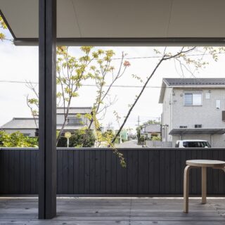 室内から見た外の景色。テラスの立ち上がり、室内の段差、敷地の高低差のおかげで、前面道路から室内は見えない。一方で眺望を楽しむことができる秀逸な設計だ