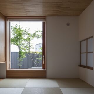 客間。和室を希望されたため、落ち着く空間を目指した。天井を1.9ｍと低く抑え、リビング側に障子を。窓の前には視線カットの植栽を配置することで実現した