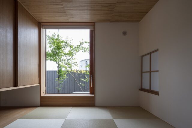 客間。和室を希望されたため、落ち着く空間を目指した。天井を1.9ｍと低く抑え、リビング側に障子を。窓の前には視線カットの植栽を配置することで実現した