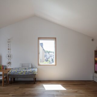 2階の多目的ルーム。本田さんはいつも、部屋の使い方を決めつけないという。建物にライフスタイルを合わせることへの違和感からだ。一方で、柔軟に使えるように配慮している。この部屋は、将来2つに分けて子ども部屋としても使える準備がなされている