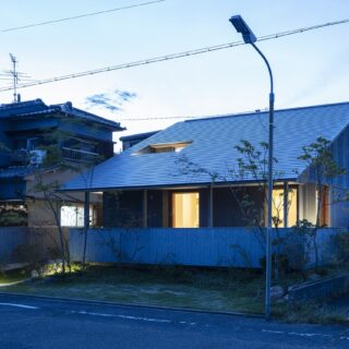 外観夕景。外構もセットで設計しているので、エントランス動線には照明を配置。夜間でも室内が見えないことがわかる