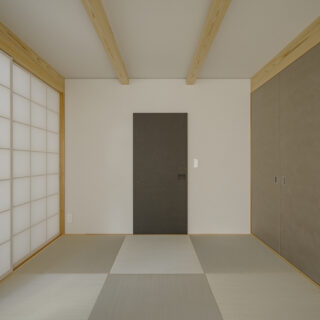 母住居1階和室。廊下からの出入口となる正面の引き戸は鴨居を省き、すっきりした印象に。右に設けた押し入れは、壁面をフラットにするため引き戸ではなく開き戸とした