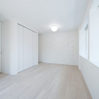 2階の洋室は、子ども部屋として計画されたが、現在は家族の寝室として使用。シンプルなつくりだからこそ、幅広い用途を実現した好例といえるだろう。中央で仕切れば、独立した2部屋への変更も可能。他の部屋と同様に白を基調としているが、壁紙は子ども向けに強度の高いものを選んでいる