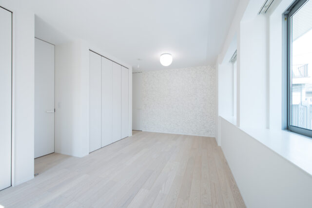 2階の洋室は、子ども部屋として計画されたが、現在は家族の寝室として使用。シンプルなつくりだからこそ、幅広い用途を実現した好例といえるだろう。中央で仕切れば、独立した2部屋への変更も可能。他の部屋と同様に白を基調としているが、壁紙は子ども向けに強度の高いものを選んでいる