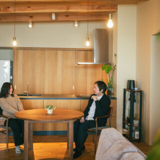 キッチンも造作。上田さんが地元の木工所と立ち上げた、キッチンブランドのものを使用した。天然の突板を使用し、天板はセラミック。デザインをシンプルにした、天然木が特徴。ダイニング側も引き出しになっており、収納力も抜群だ。大型食洗機は海外製のBOSHが採用されている