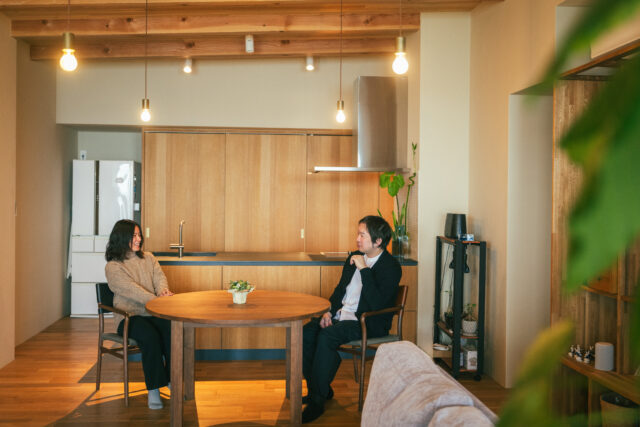 キッチンも造作。上田さんが地元の木工所と立ち上げた、キッチンブランドのものを使用した。天然の突板を使用し、天板はセラミック。デザインをシンプルにした、天然木が特徴。ダイニング側も引き出しになっており、収納力も抜群だ。大型食洗機は海外製のBOSHが採用されている