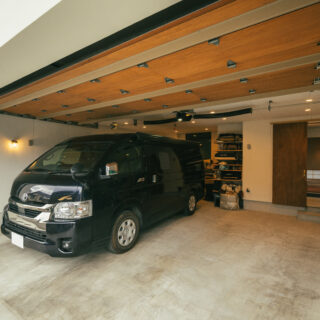 木製シャッター付きの屋内ガレージ。土間スペースに直接行くことができる（右）。キャンピングカーやキャンプ用品も収納でき、お施主様の趣味の部屋（左）からガラス越しに車を見ることもできる