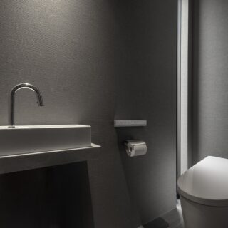 手洗い付きのトイレはタンクレス。すっきりとしたシャープな空間に