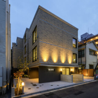 夜になり、ライトアップするとより高級感が増す。この建物に帰ってくることが、誇らしく感じられるほどだろう。