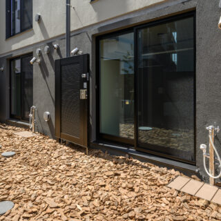 各戸に専用の足洗い用水栓も完備。緊急時には各戸を隔てる扉が開き、避難通路にもなる。