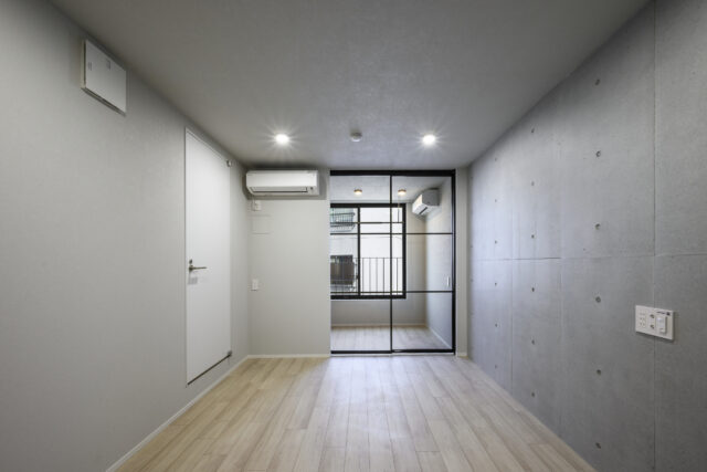 一部の住戸は、構造のコンクリート打ちっ放しをそのまま利用し、オシャレな雰囲気を UP。