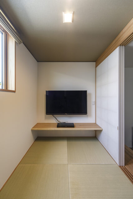 1階和室。右の仕切りはキッチンへ続く。板の間があり座りやすく、LDKの一部としても感じられるように