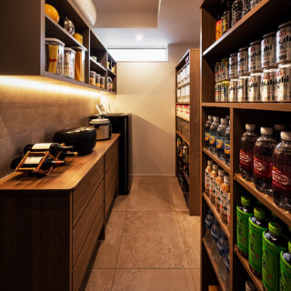 パントリー。撮影位置の左に洗濯機があり洗濯室を兼ねている。来客も使用する洗面脱衣室から生活感を排除