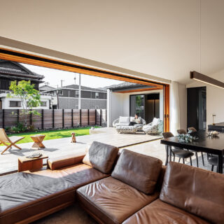 LDKから庭を見る。柱ひとつない大開口は平屋だからこそ実現した。テラスの幅が広く、リビングの一部としても捉えられるためさらなる広さが実感できる。庭に面した道路は交通量が少なく静か