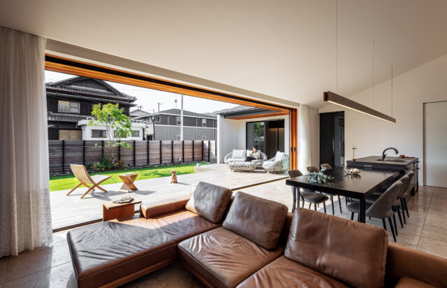 LDKから庭を見る。柱ひとつない大開口は平屋だからこそ実現した。テラスの幅が広く、リビングの一部としても捉えられるためさらなる広さが実感できる。庭に面した道路は交通量が少なく静か