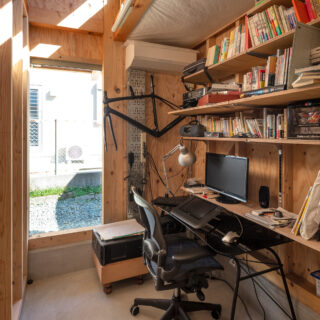 要望された、土間仕上げの書斎は玄関脇に計画。右上、天井に入れた断熱材を透湿防水シートで覆った