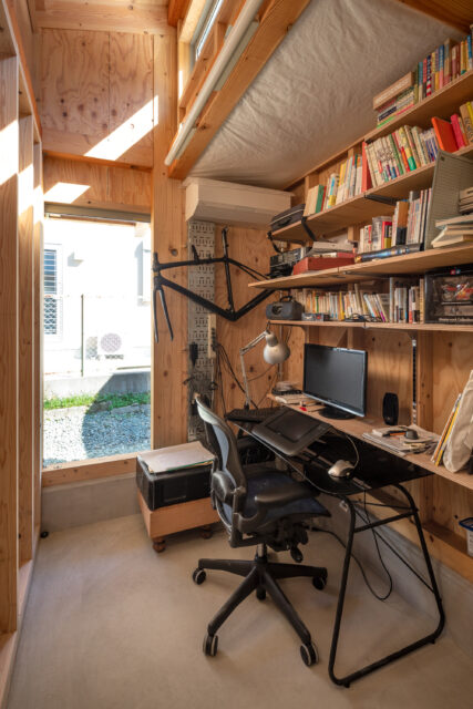 要望された、土間仕上げの書斎は玄関脇に計画。右上、天井に入れた断熱材を透湿防水シートで覆った